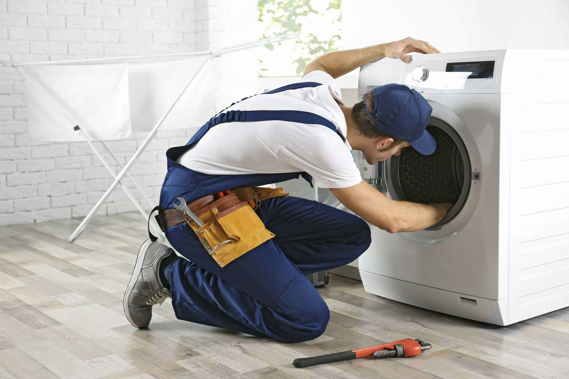 Técnico del servicio técnico Haier reparando electrodomésticos en Lumbrales