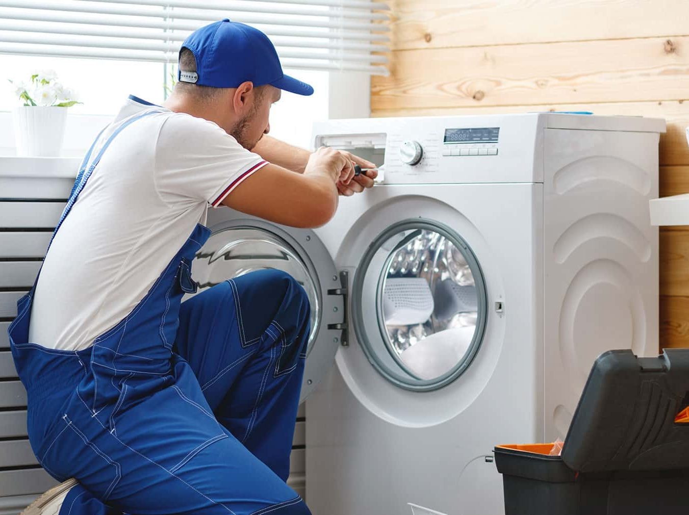 Técnico reparando electrodoméstico Haier en Lumbrales